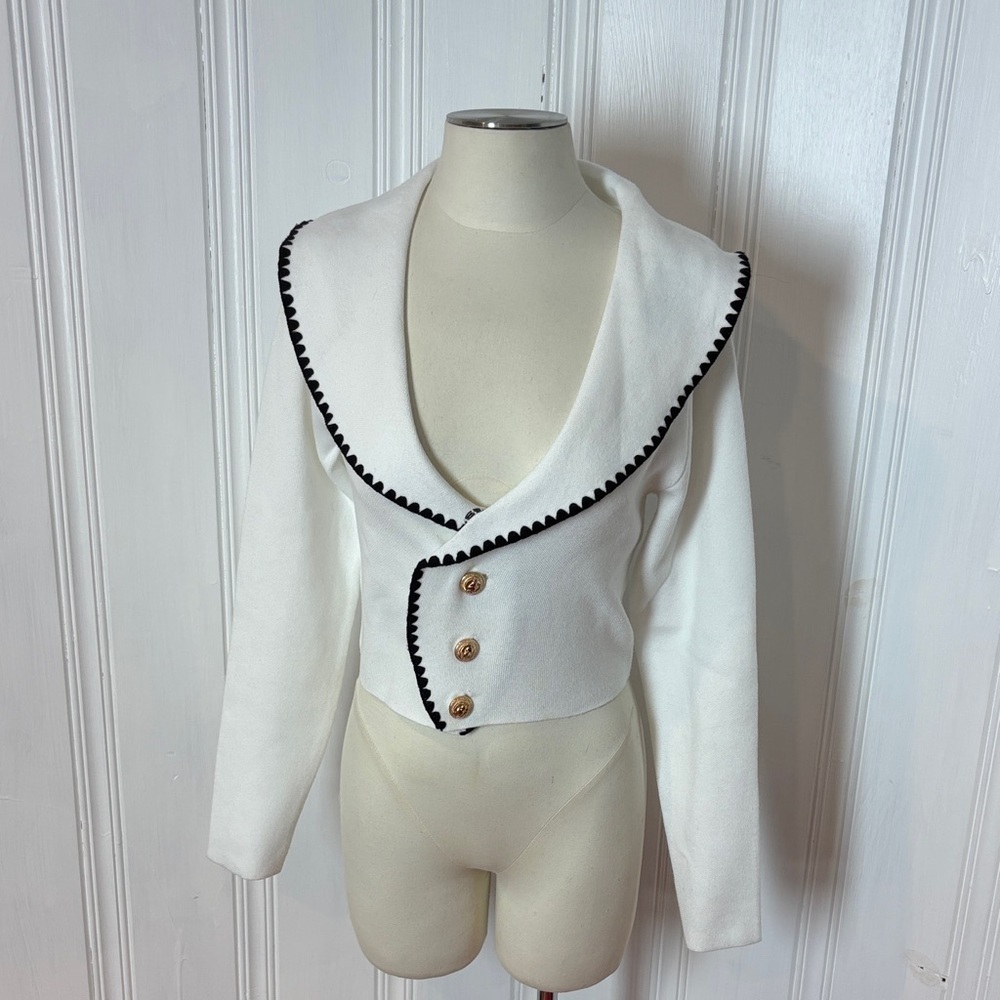 White Cropped Cardigan with Statement Collar & Gold Lion Buttons – Size M